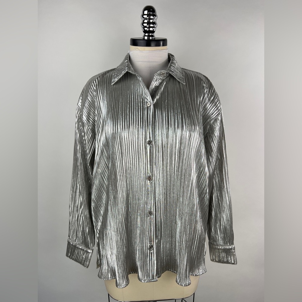 💚 2967. Metallic Silver Plisse Button Front